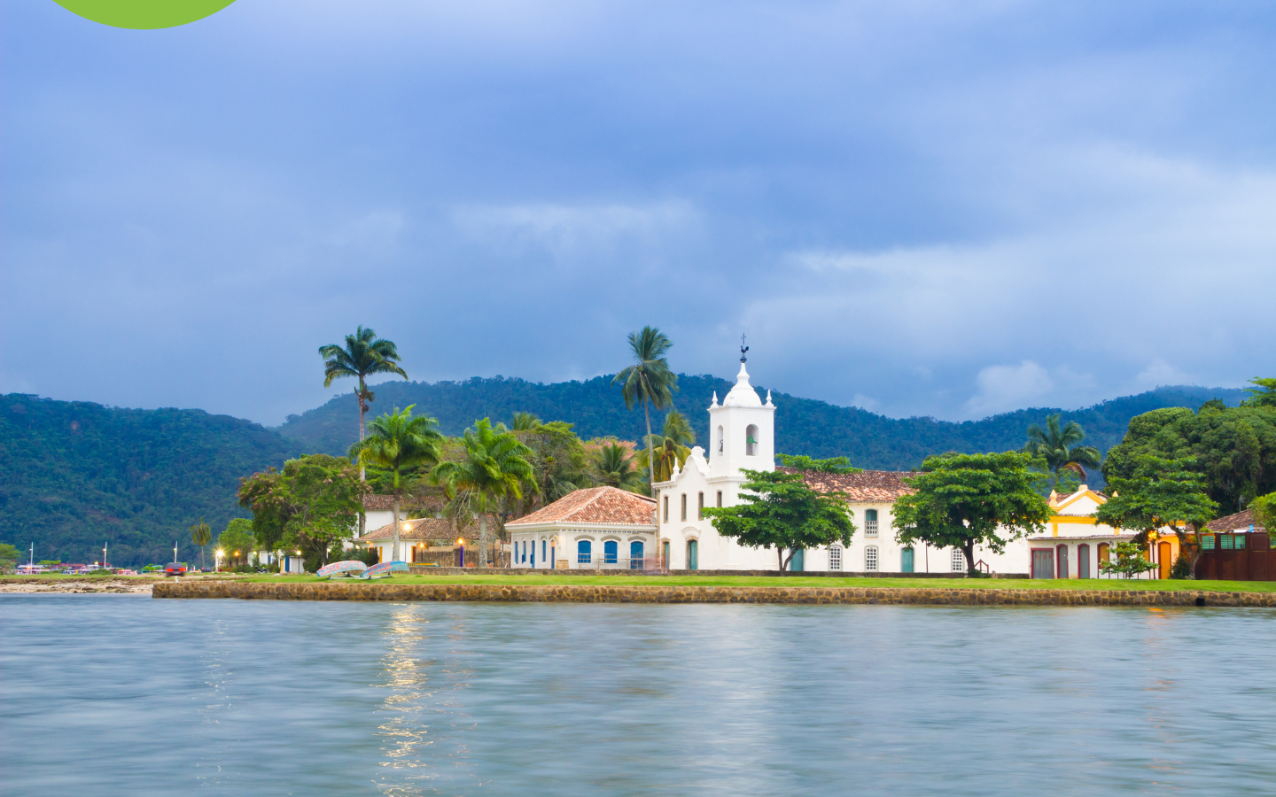 Vista panorâmica do Centro Histórico de Paraty com montanhas ao fundo