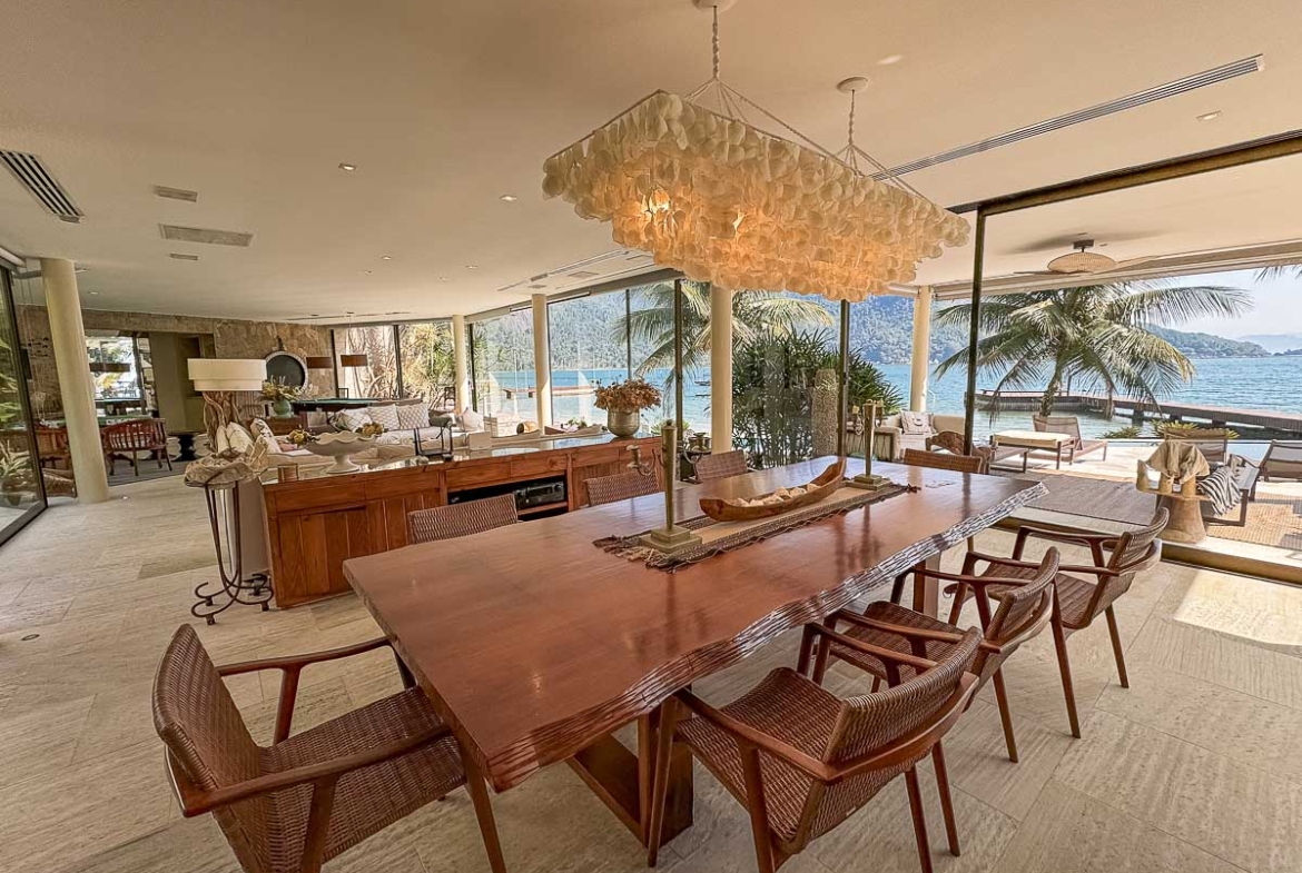 casa pé na areia Angra sala de estar