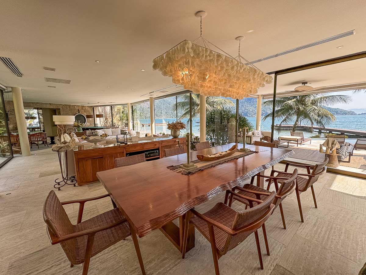 casa pé na areia Angra sala de estar