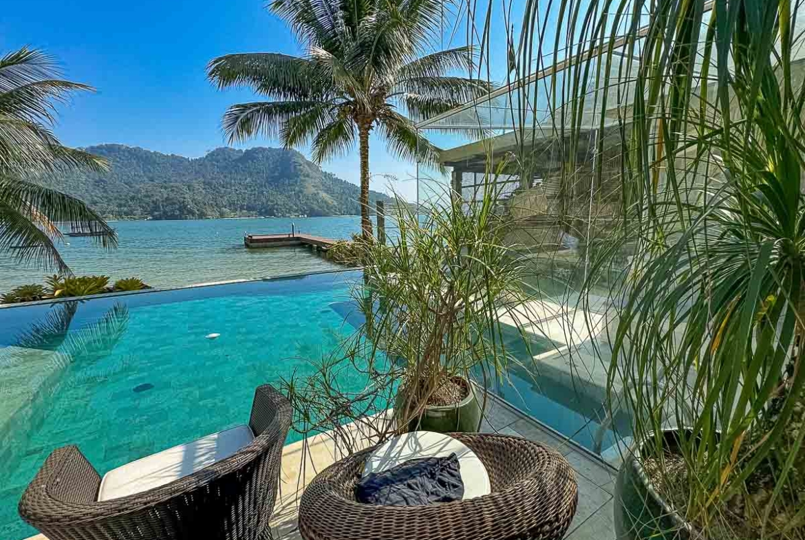 casa beira-mar Angra piscina infinita