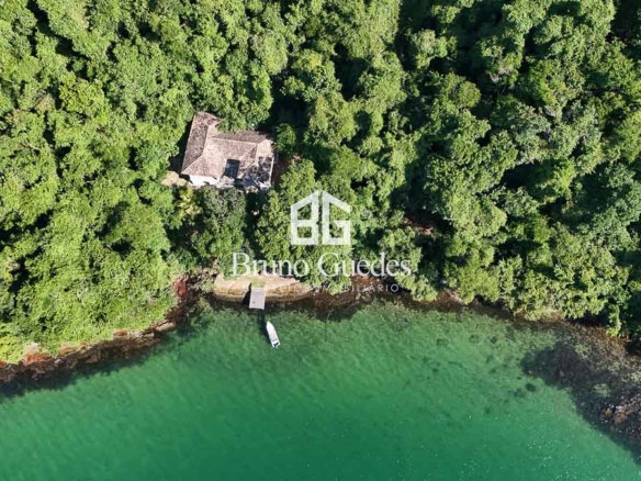Vista aérea do sítio à venda em Paraty Mirim com praia privativa