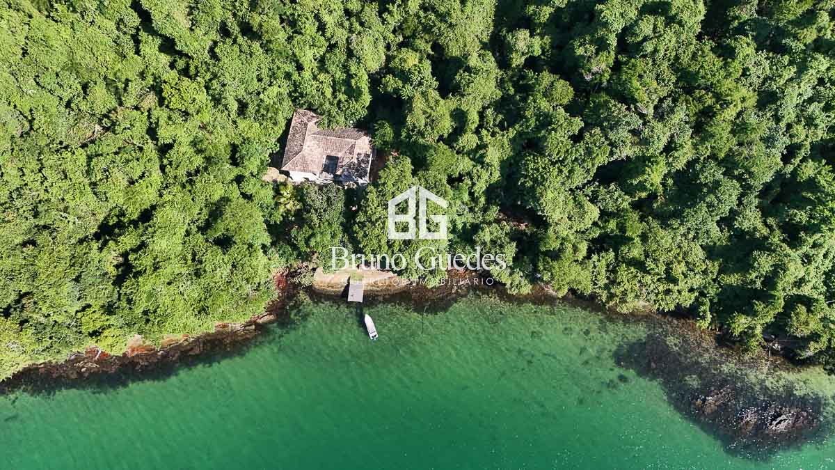 Vista aérea do sítio à venda em Paraty Mirim com praia privativa