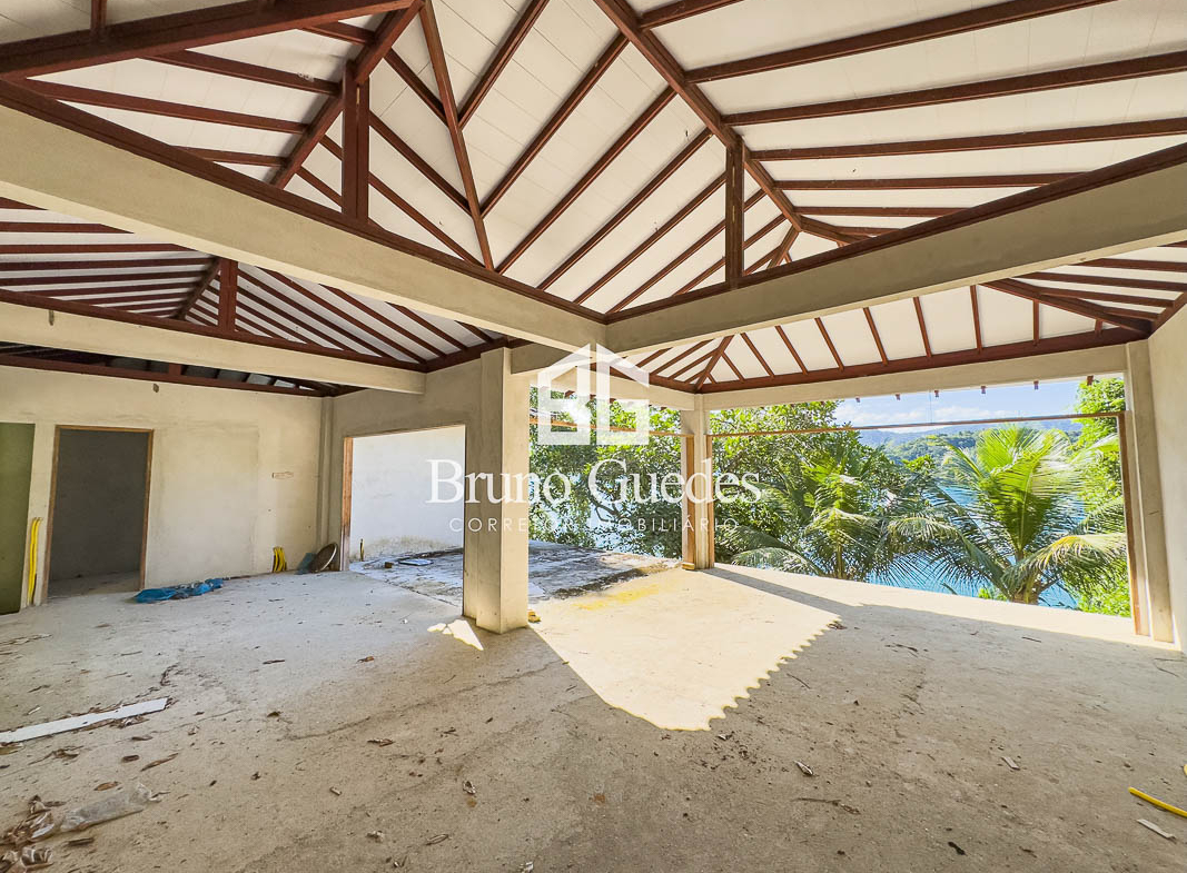 Sala de estar com vista mar no sítio à venda em Paraty