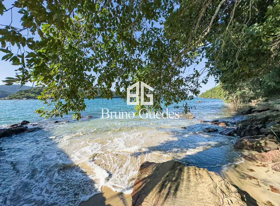 Prainha na Baía de Paraty Mirim