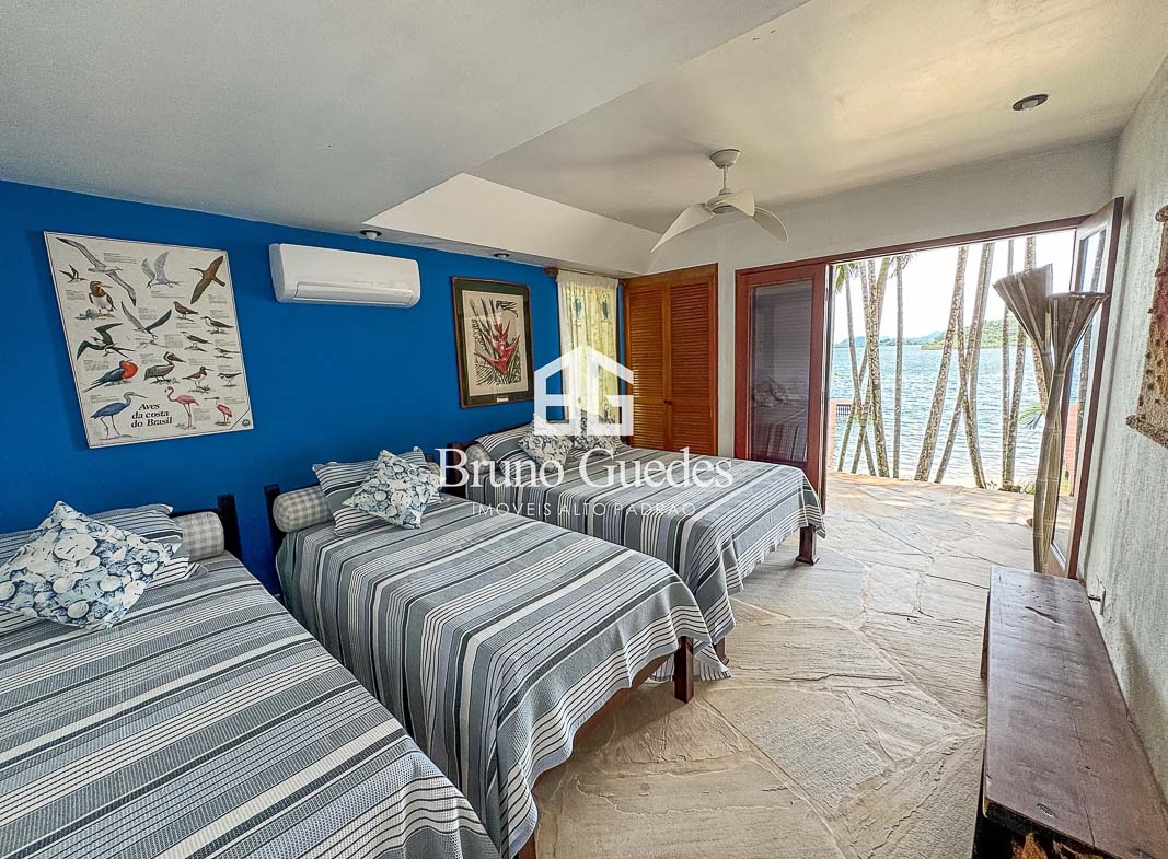 aluguel casa de praia Angra suíte com cama de casal e duas de solteiro