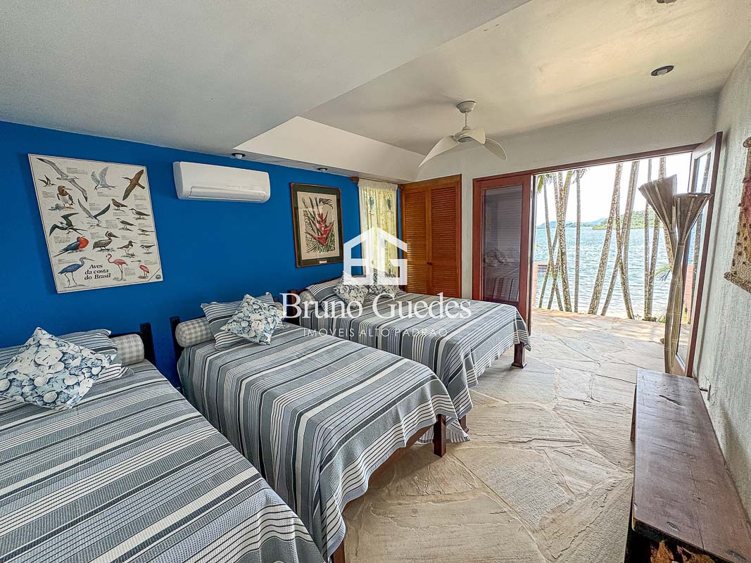 aluguel casa de praia Angra suíte com cama de casal e duas de solteiro