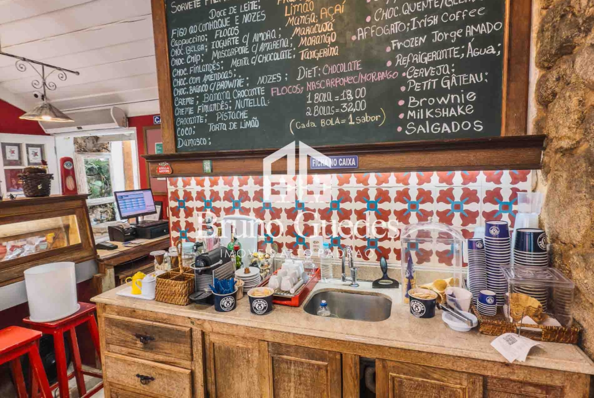 Sala comercial com balcão – Centro Histórico de Paraty com potencial para diversos negócios