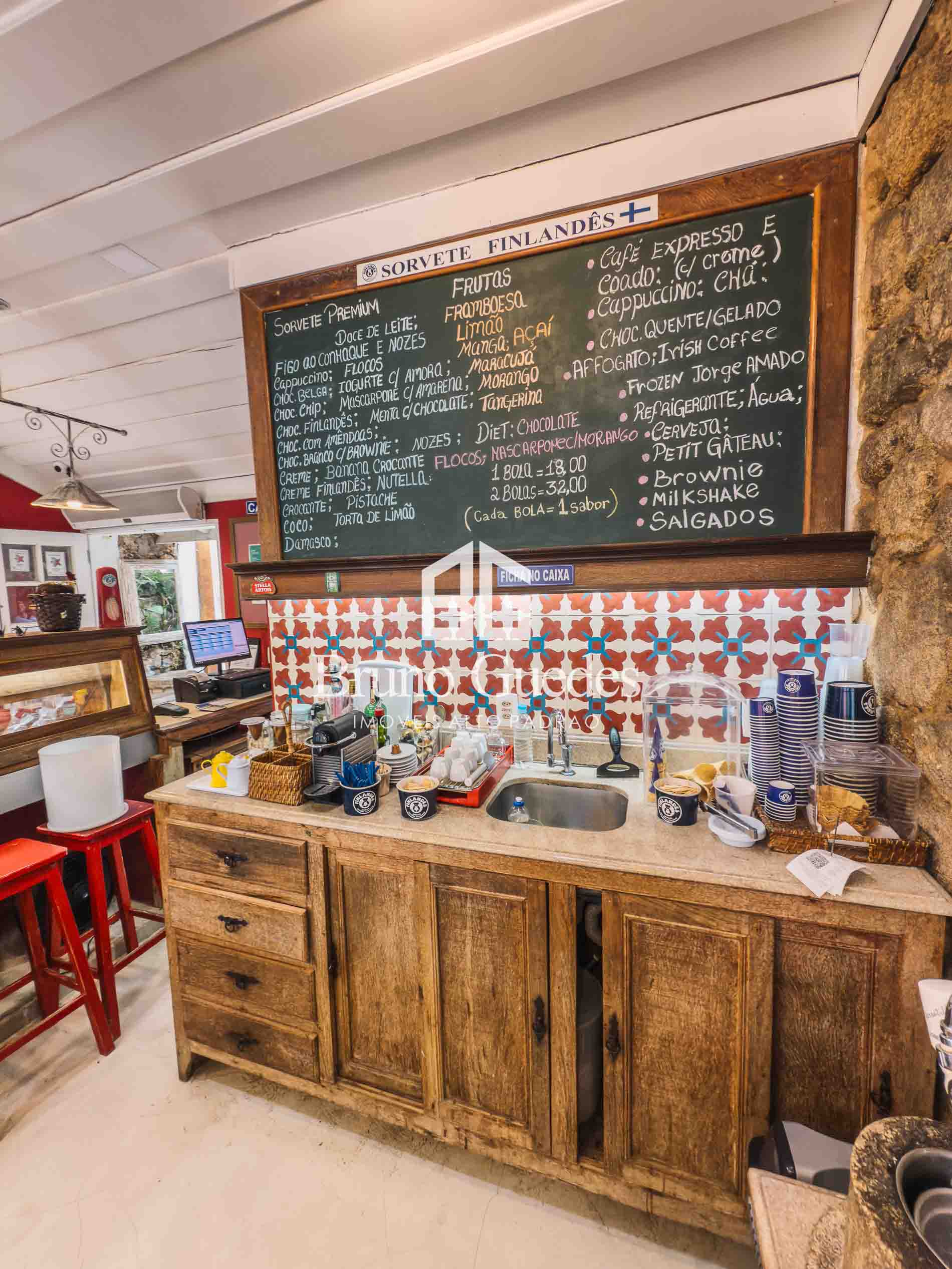 Sala comercial com balcão – Centro Histórico de Paraty com potencial para diversos negócios