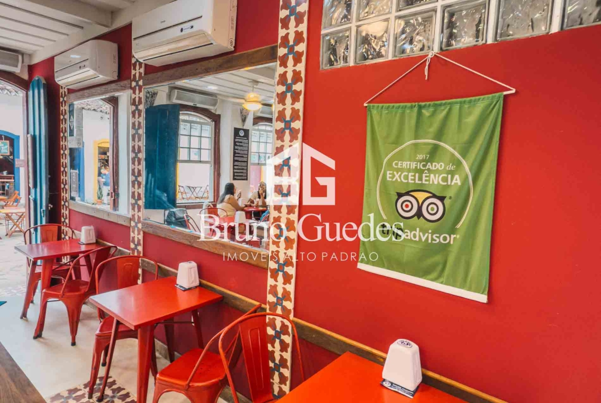 Interior de ponto comercial à venda em Paraty – Espaço adaptável e bem iluminado