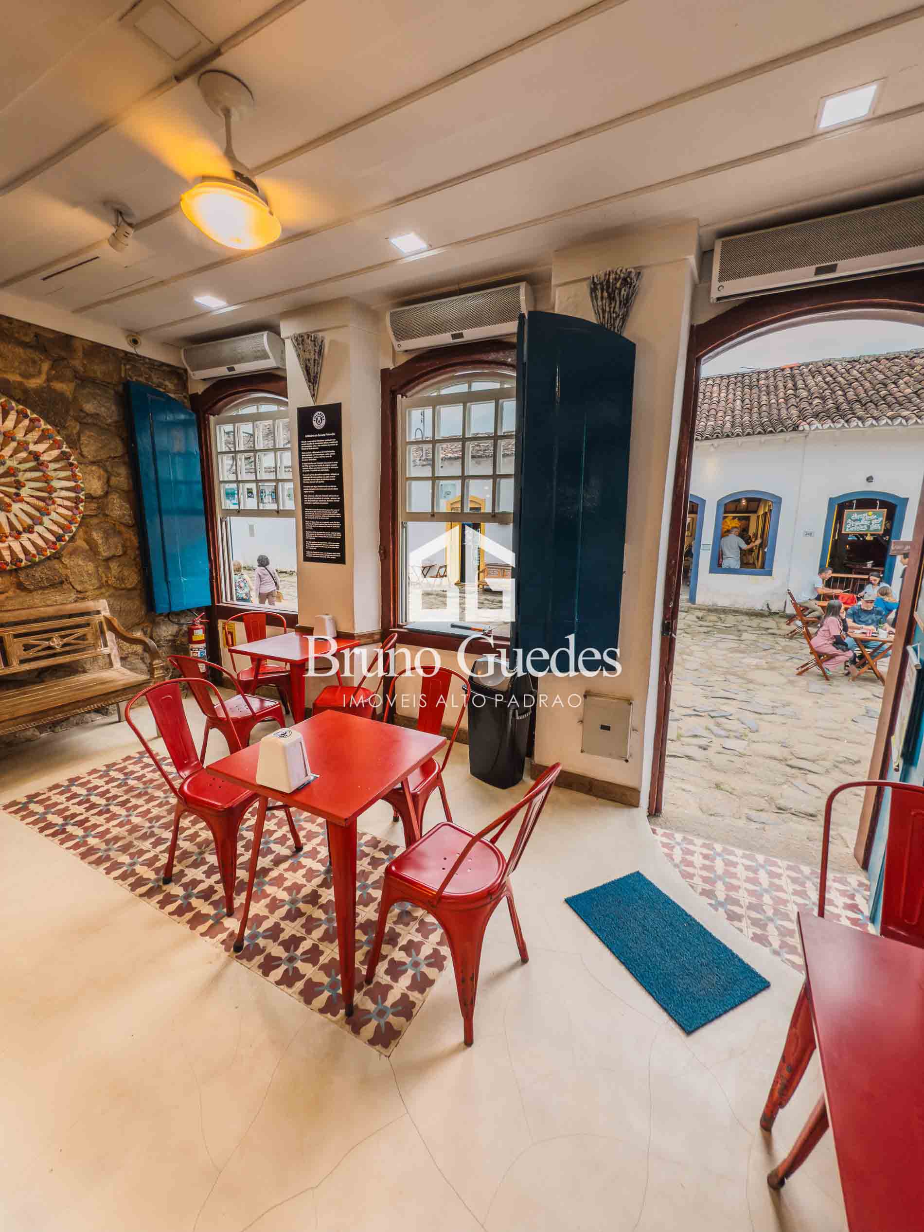 Ambiente comercial com iluminação natural – Imóvel à venda em Paraty