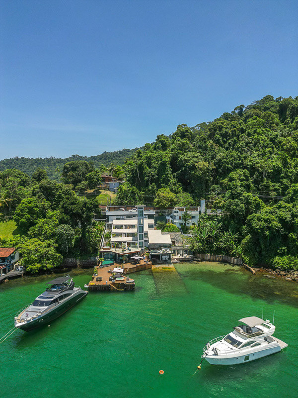 Praia privativa com acesso direto em casa para alugar em Angra