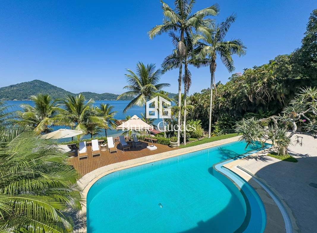 piscina com vista para o mar e integração aos ambientes