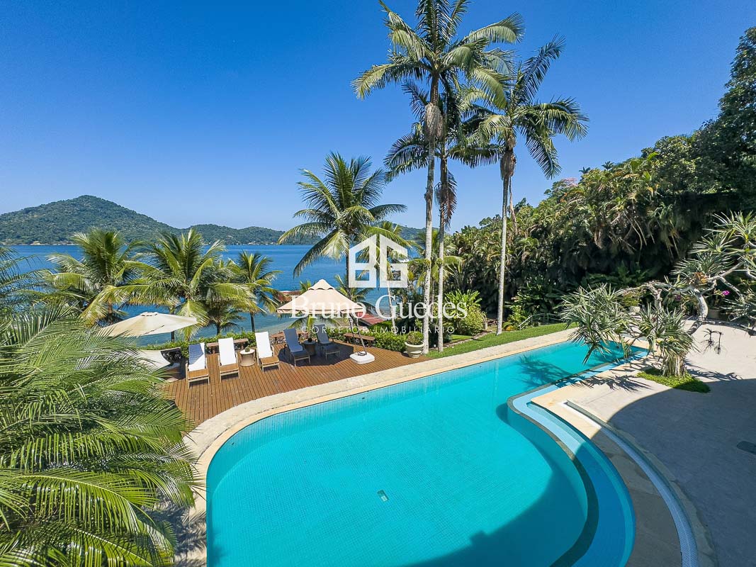 piscina com vista para o mar e integração aos ambientes