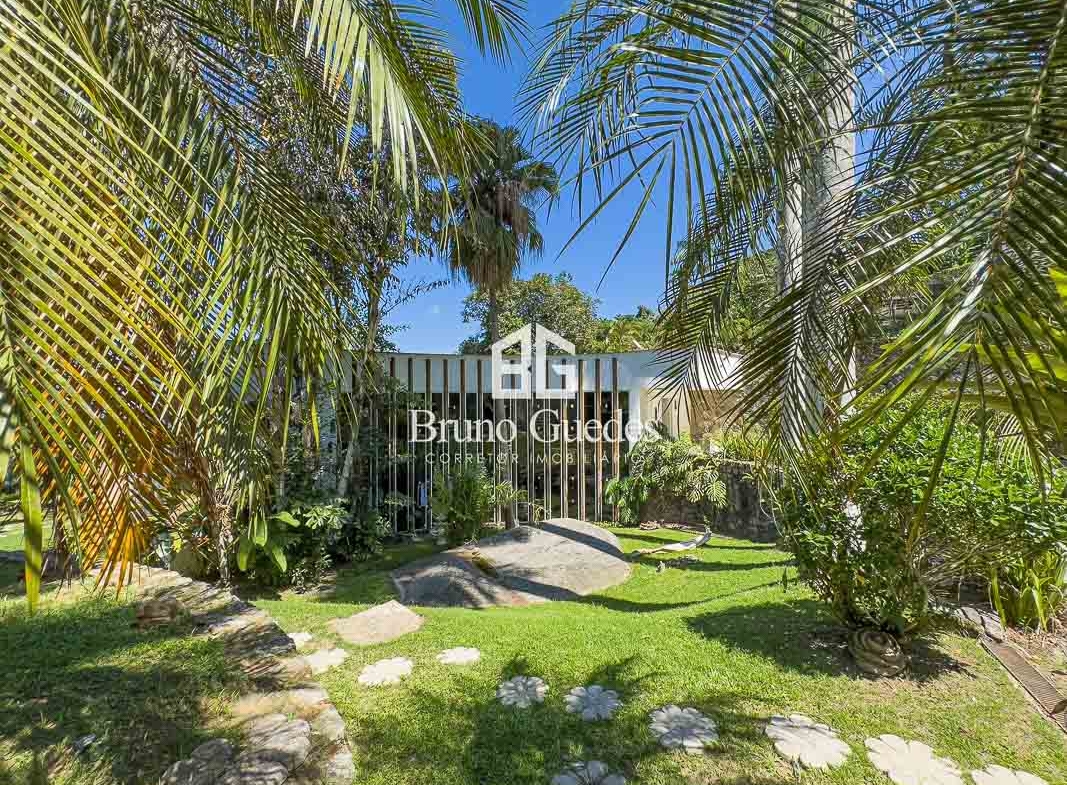 casa a venda em angra com Jardim com paisagismo tropical