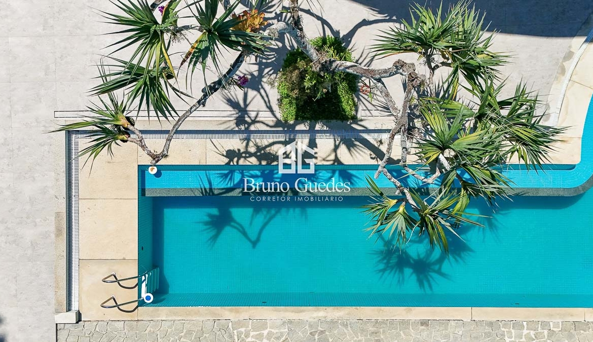 11. Piscina com borda e vista para a baía