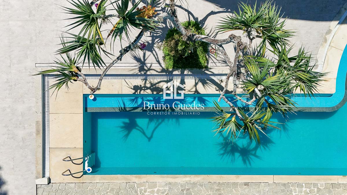 11. Piscina com borda e vista para a baía