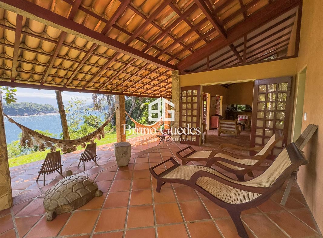 Ilha à venda em Paraty com vista para montanhas e mar