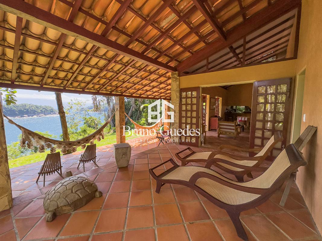 Ilha à venda em Paraty com vista para montanhas e mar