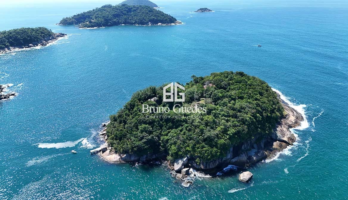 Ilha à venda em Paraty com casa principal no alto