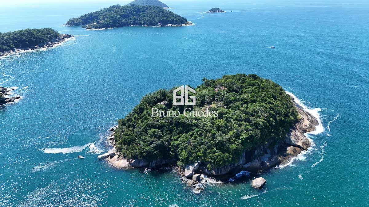 Ilha à venda em Paraty com casa principal no alto