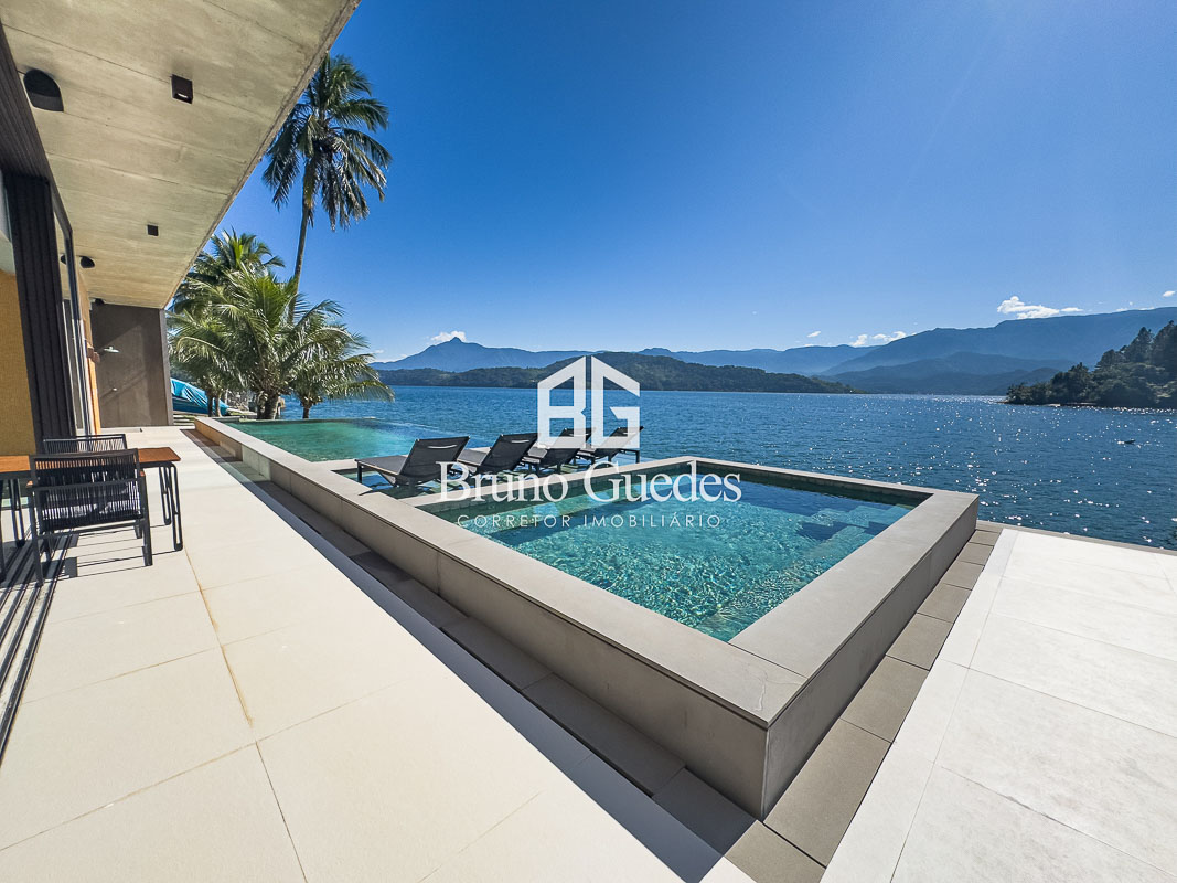 Piscina com borda infinita integrada à vista do oceano