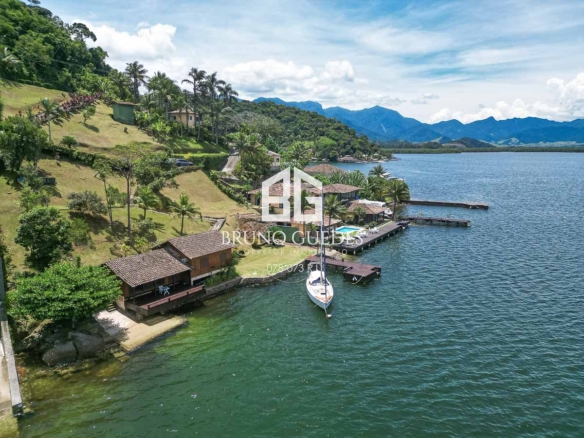 Casa beira mar à venda em Caieirinhas Angra dos Reis