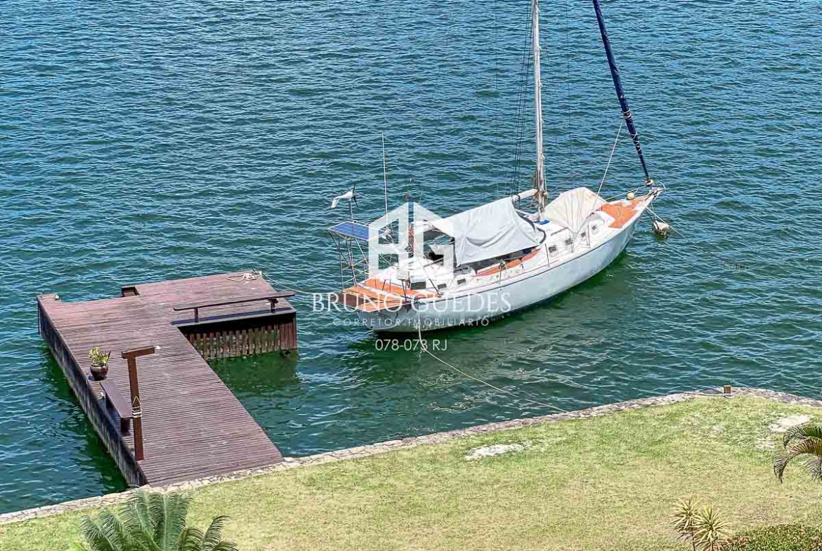 detalhe do cais privativo em casa beira mar Angra