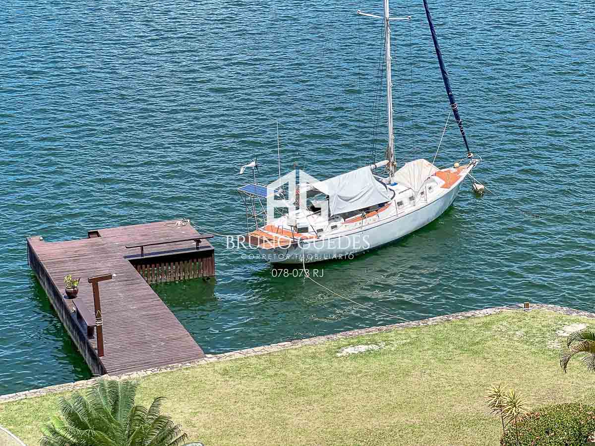 detalhe do cais privativo em casa beira mar Angra