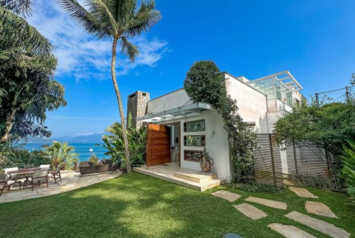 Casa frente mar Mombaça – 4 suítes com piscina e rampa para barcos