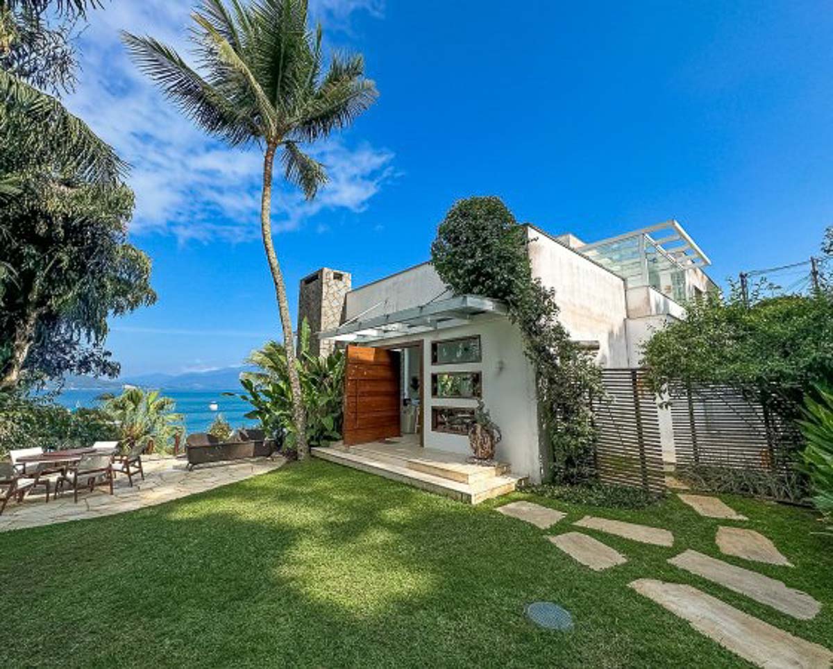 Casa frente mar Mombaça – 4 suítes com piscina e rampa para barcos