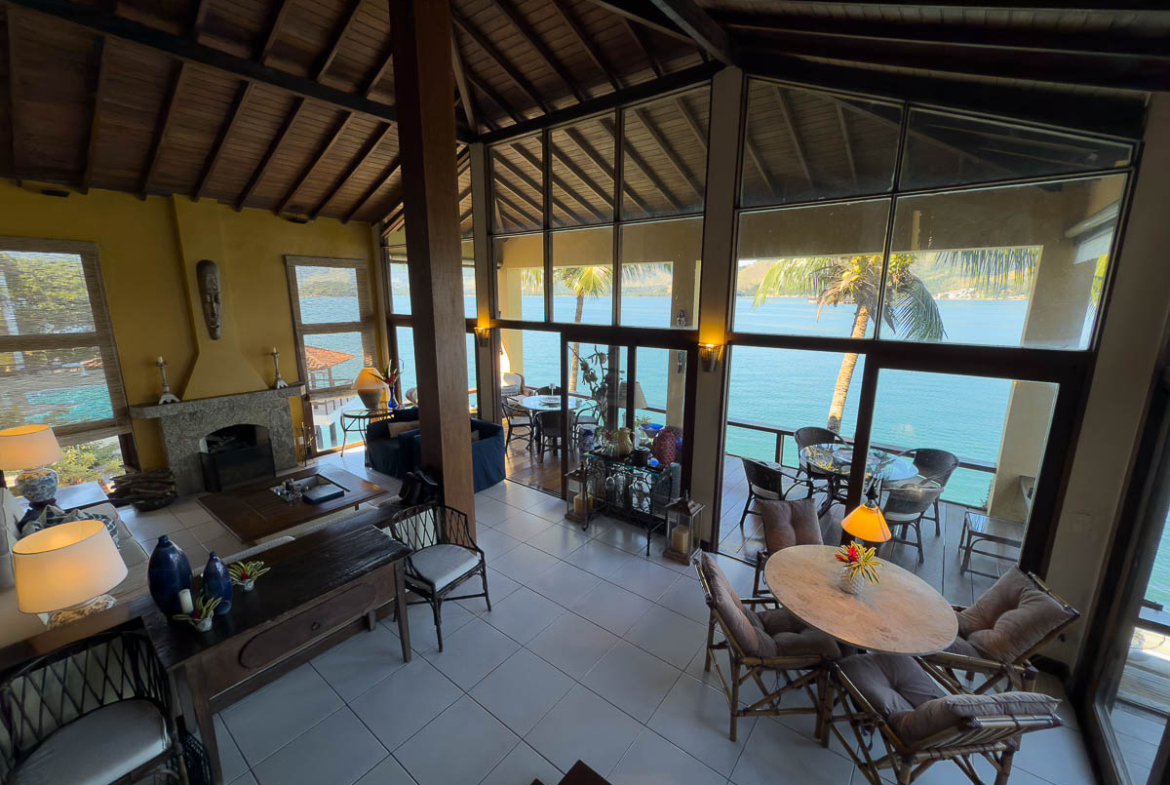 casa frente mar Angra sala de estar com lareira
