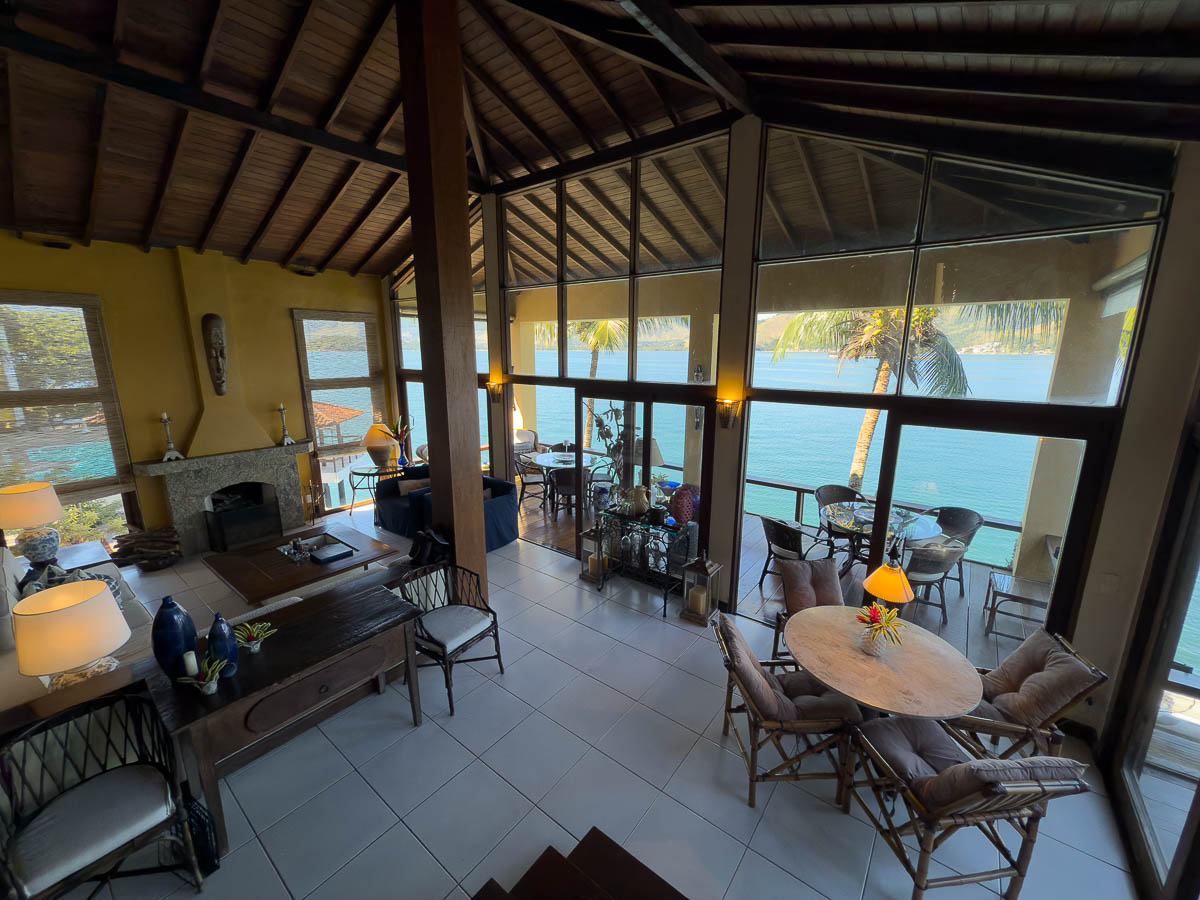 casa frente mar Angra sala de estar com lareira