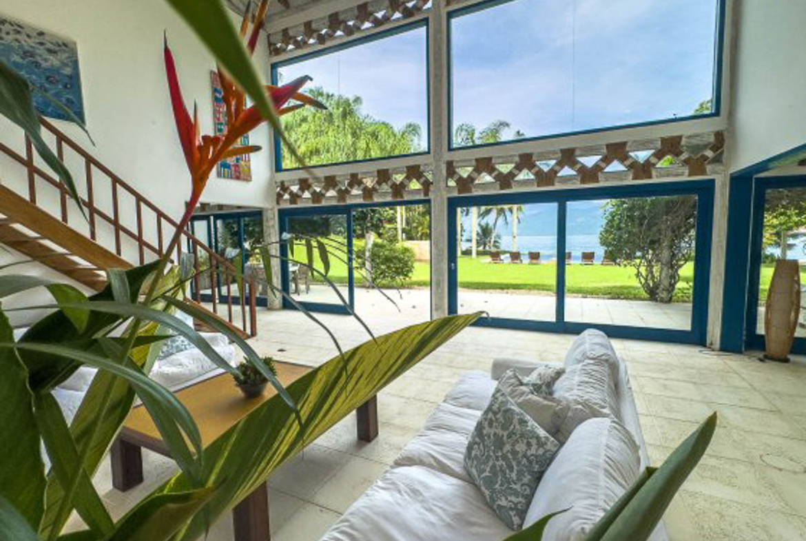 casa pé na areia Angra sala de estar ampla