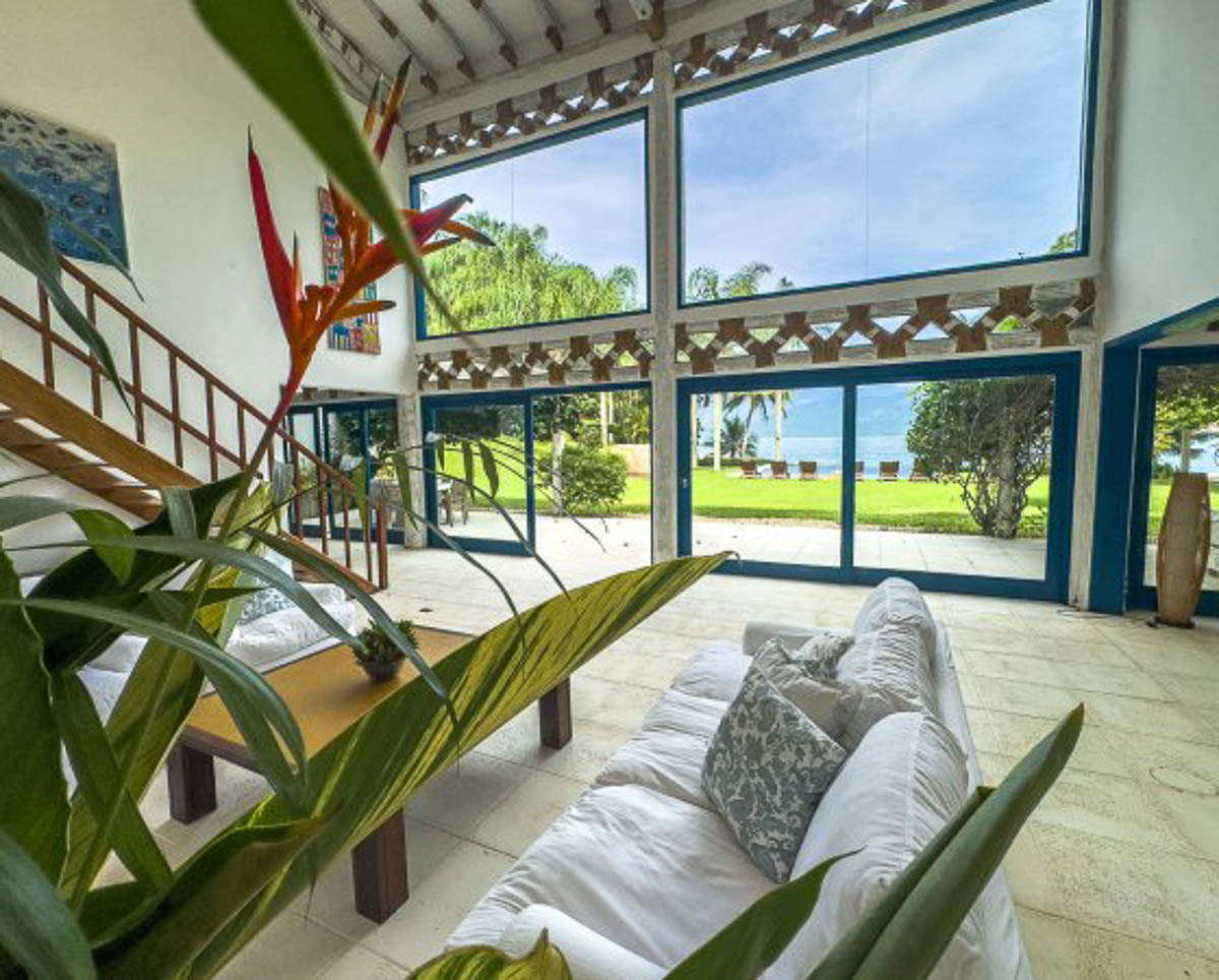 casa pé na areia Angra sala de estar ampla