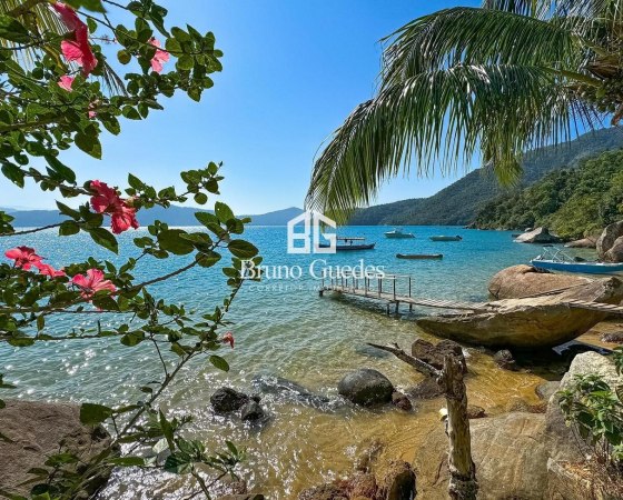 praia efêmera no sítio frente mar Paraty