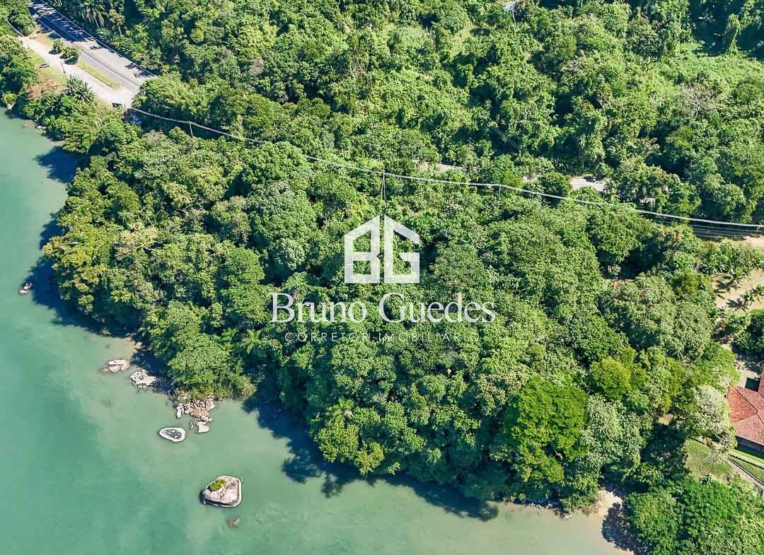 Vista aérea de propriedade beira mar em ParatyVista aérea de propriedade beira mar em Paraty