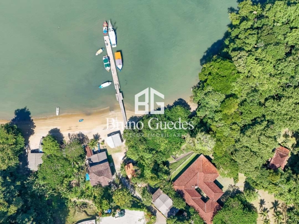 Casa beira mar em Paraty com ampla área de terreno