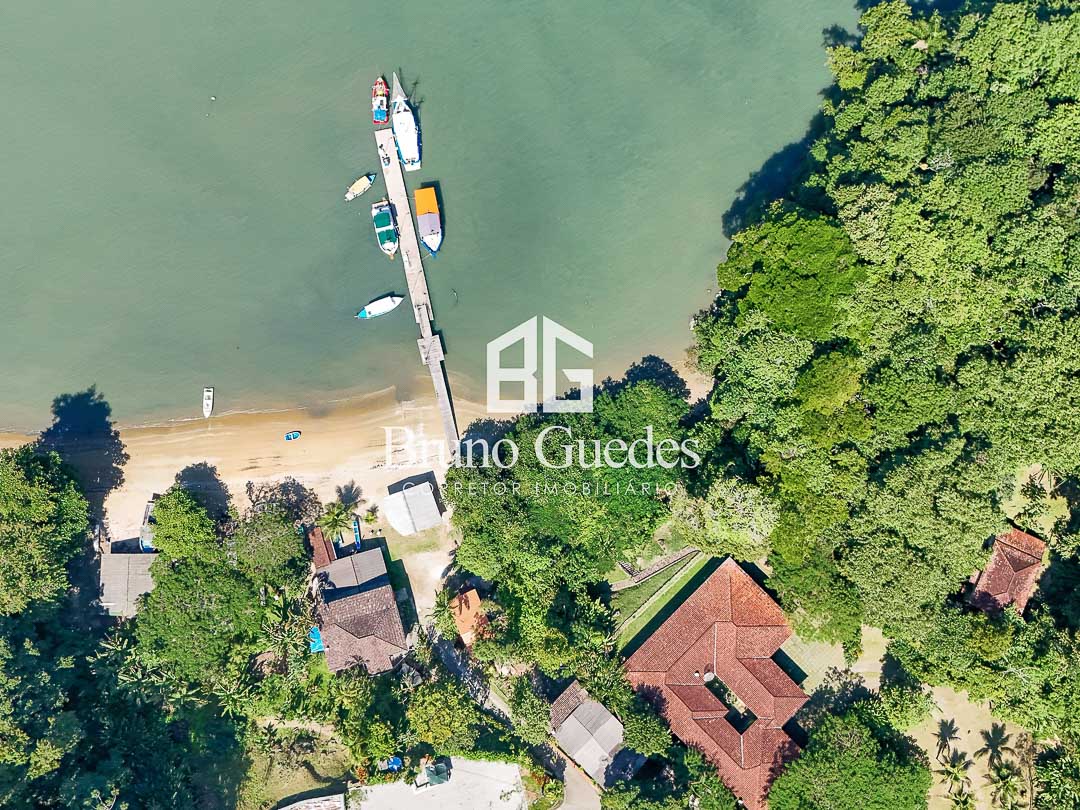 Casa beira mar em Paraty com ampla área de terreno