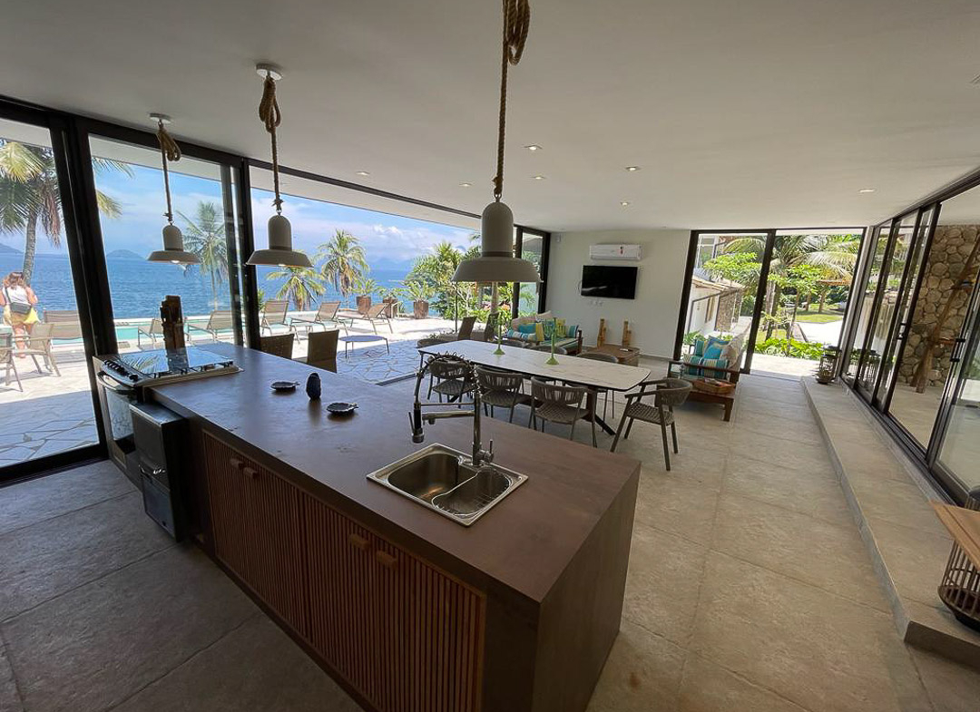 Área gourmet e piscina em casa frente mar na Praia da Figueira