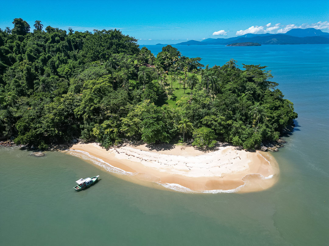 Ilha à venda em Paraty com natureza preservada