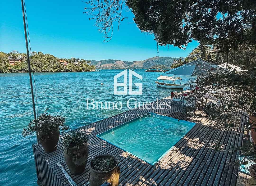 Piscina com vista mar em casa em ilha em Angra