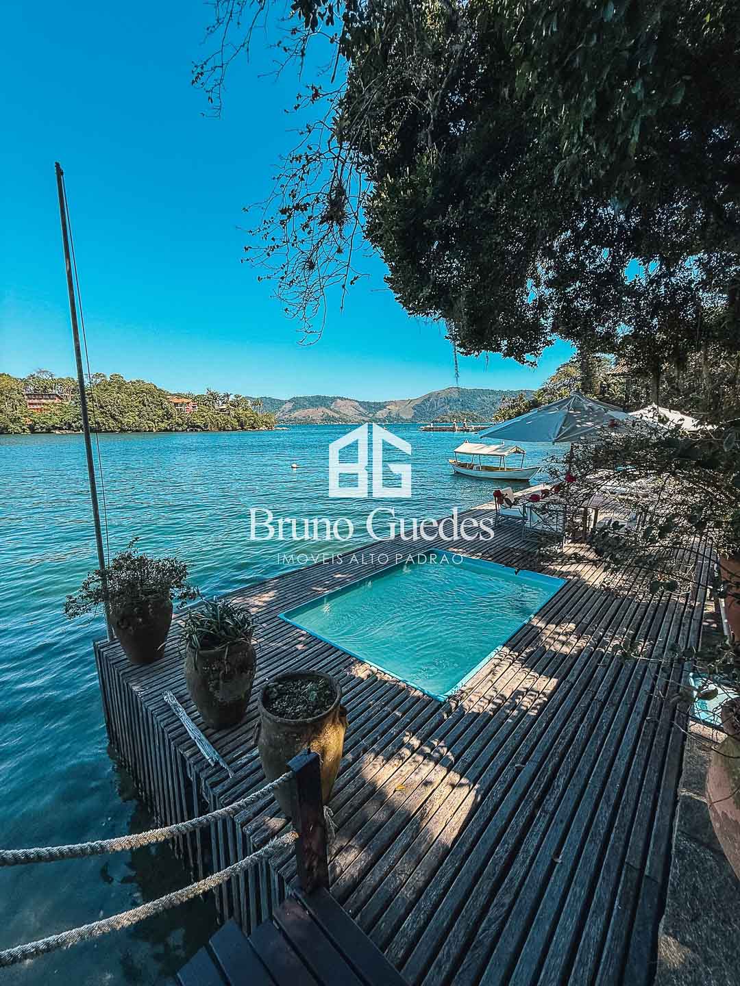 Piscina com vista mar em casa em ilha em Angra