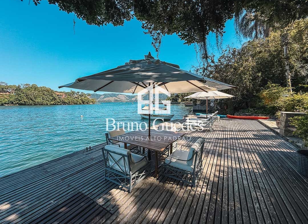 Deck e rampa para lancha em casa em ilha em Angra