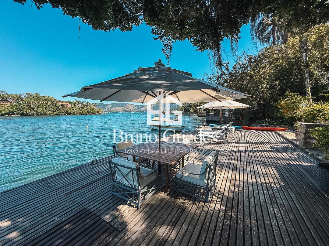 Deck e rampa para lancha em casa em ilha em Angra