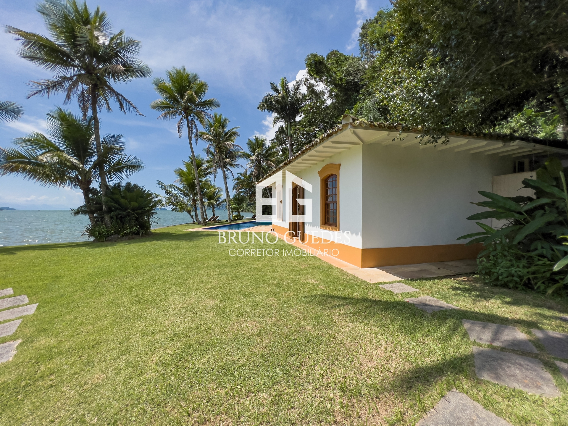 Casa da praia em casarão beira mar Paraty com vista para o mar