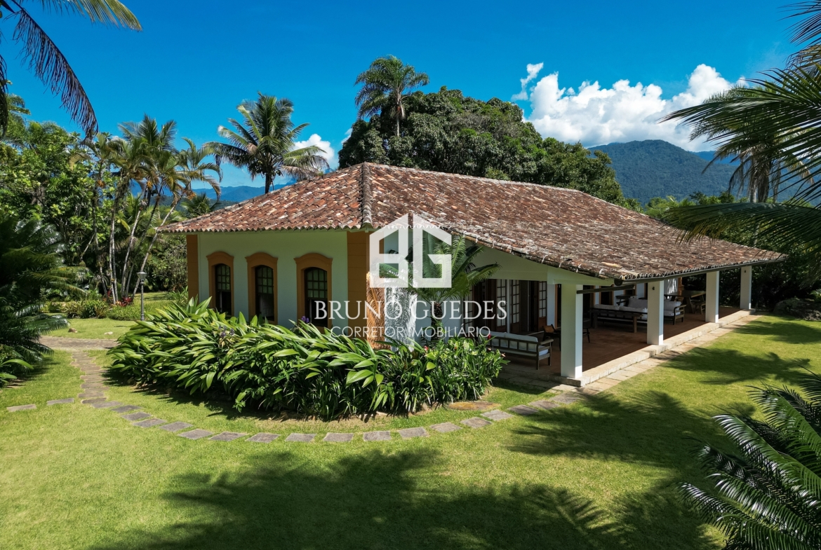 Fachada de casarão histórico beira mar em Paraty