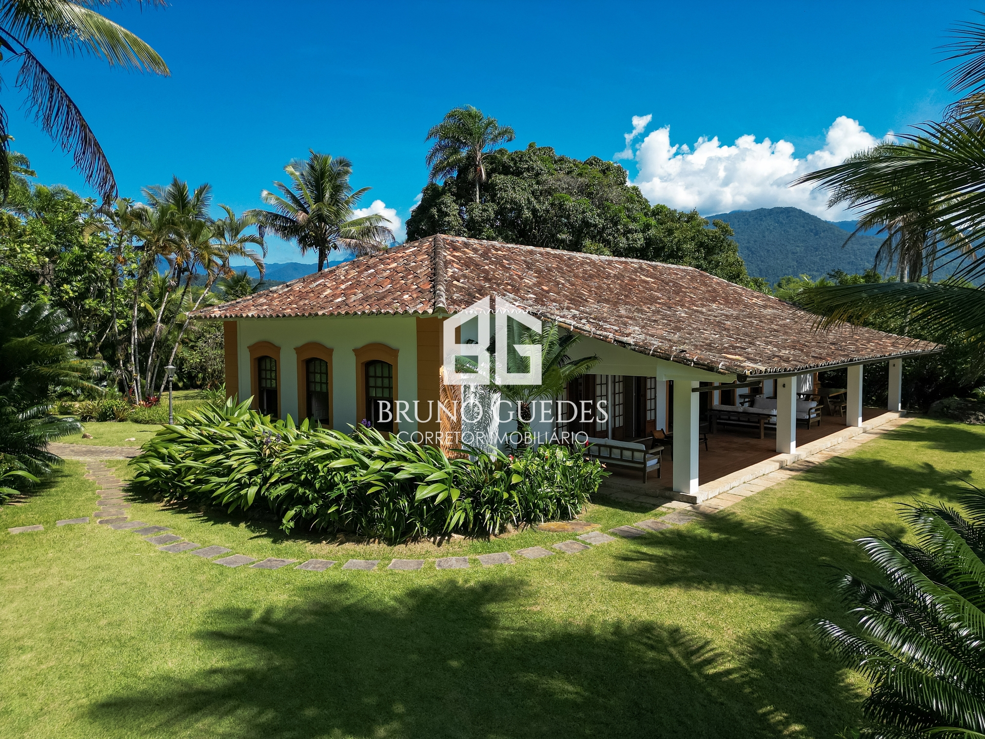 Fachada de casarão histórico beira mar em Paraty