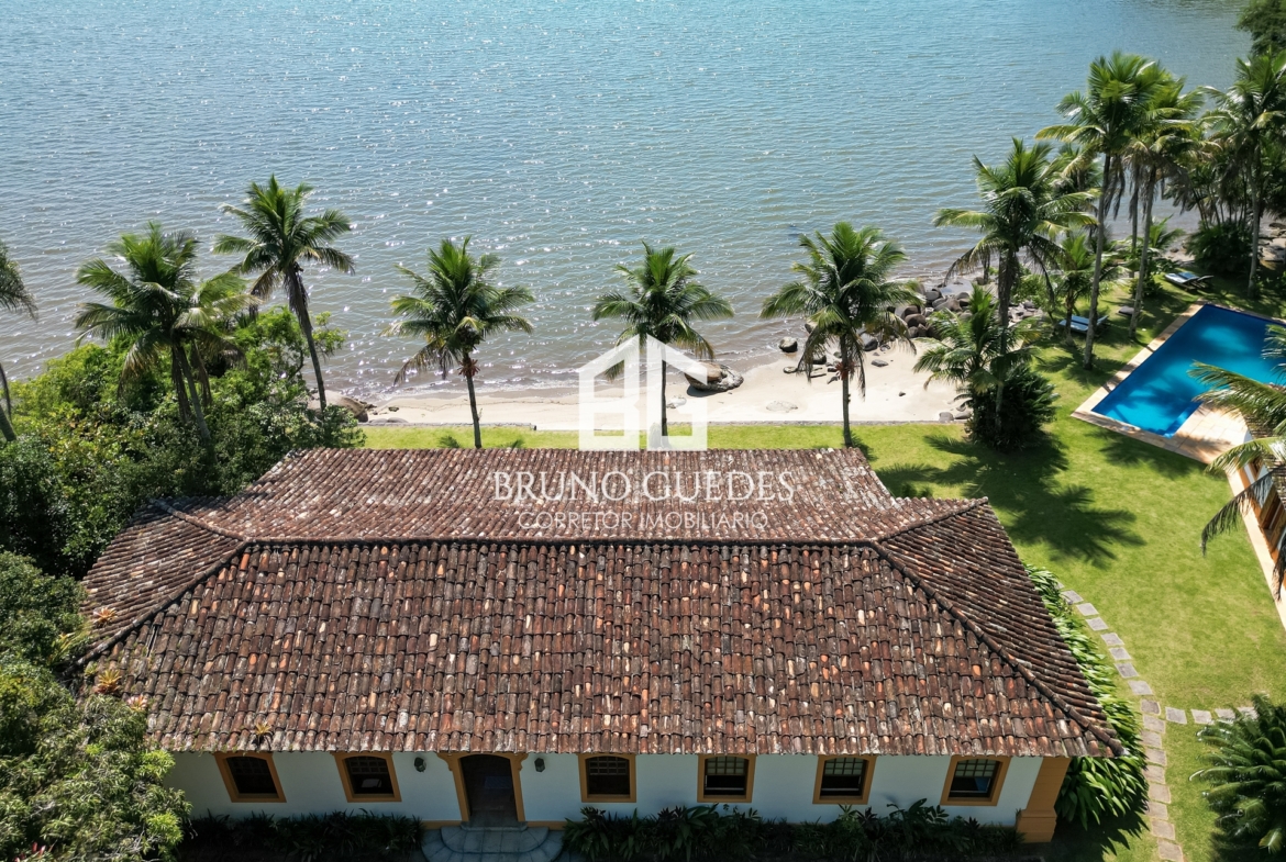 Casarão beira mar em Paraty com vista panorâmica do mar