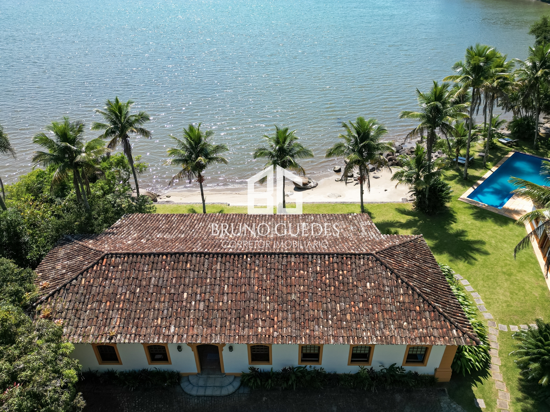 Casarão beira mar em Paraty com vista panorâmica do mar
