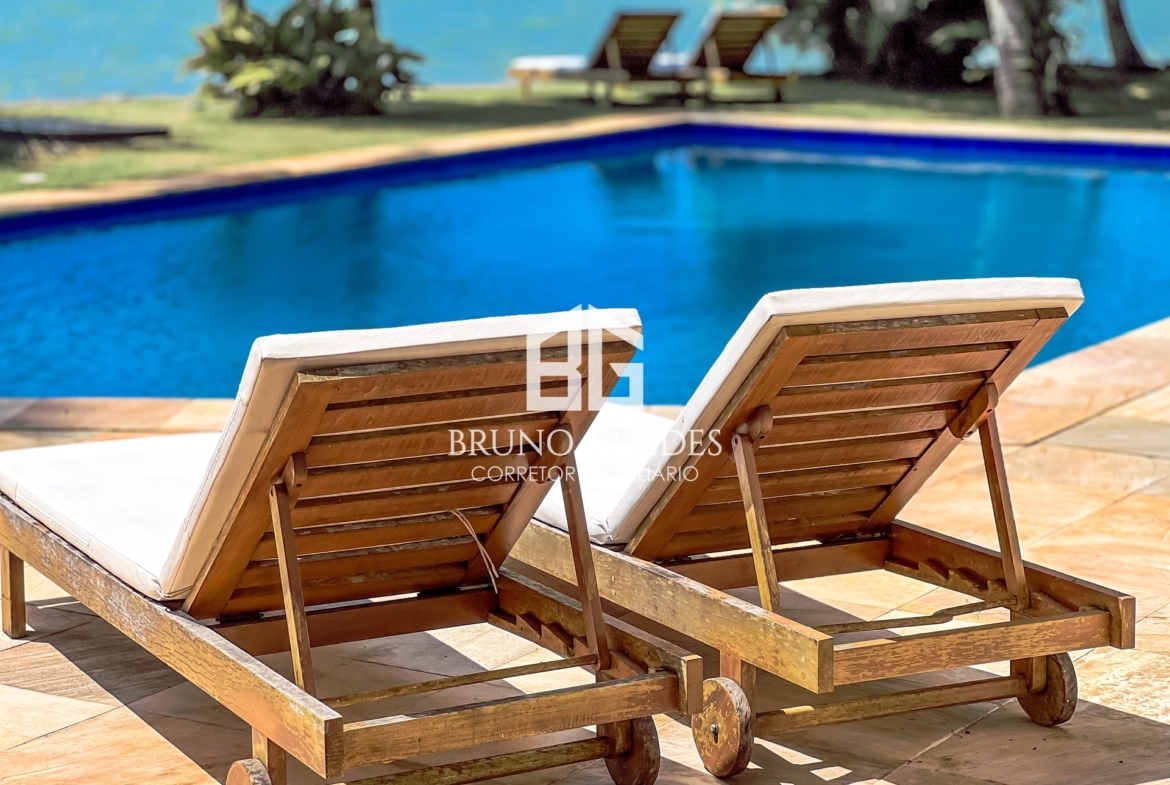 Piscina com vista para o mar em casarão beira mar Paraty